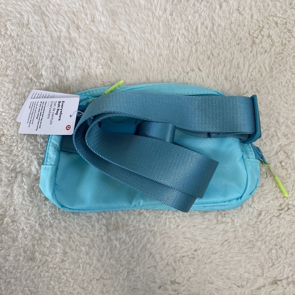 ❤️ Lululemon Everywhere Belt Icing Blue/Eton Blue NWT - Picture 3 of 8